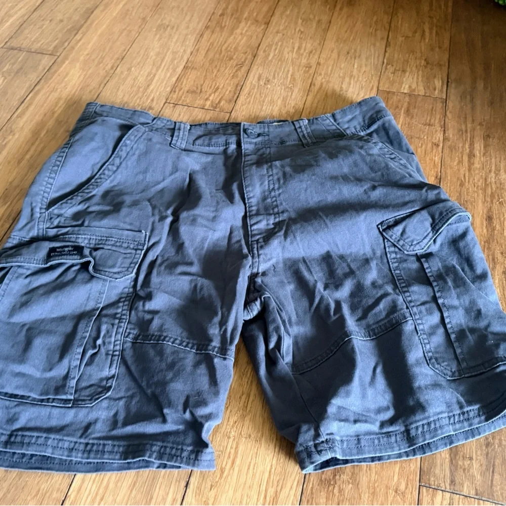 Wrangler Men's Relaxed Fit Grey Cargo Shorts